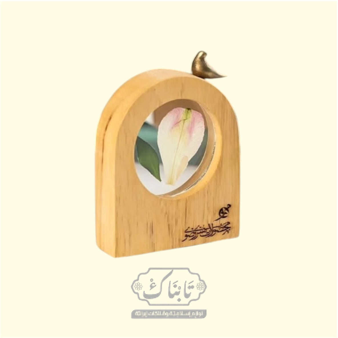 تحفة خشبية بداخلها وردة من حرم الامام الرضا (ع)